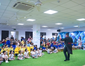 HỘI TRƯỜNG TRONG VÀ NGOÀI